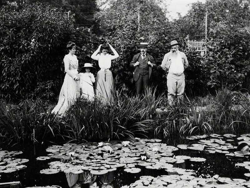 Germaine Hoschedé, Lili Butler, Mme Joseph Durand-Ruel, Georges Durand-Ruel and Claude Monet at Giverny in 1900. Probably a photograph by Joseph Durand-Ruel. Durand-Ruel Archives.