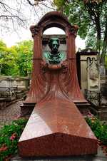 Grave of the writer Émile Zola in Cimetière of Montmartre in Paris 18th district, France. The monument of Frantz Jourdain, surmounted by a bust of Philippe Solari (1840-1906) (© Donar Reiskoffer, CC BY-SA 3.0)